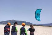 grupo aprendiendo kitesurf
